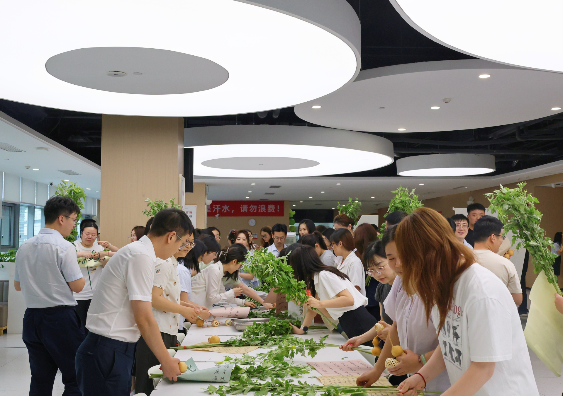Hương thơm của lá bánh bao thu hút lòng người và tôn vinh sức khỏe, an vui trong Lễ hội Thuyền rồng - Tập đoàn Yuzi Holding triển khai các hoạt động theo chủ đề Lễ hội Thuyền rồng